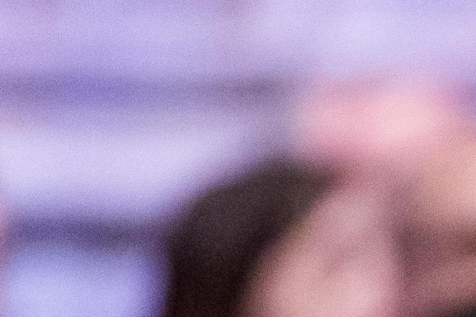 El chef José Andrés (C) llega a un servicio conmemorativo de siete trabajadores humanitarios de WCK asesinados por ataques con drones israelíes en Gaza, realizado en Washington, D.C.