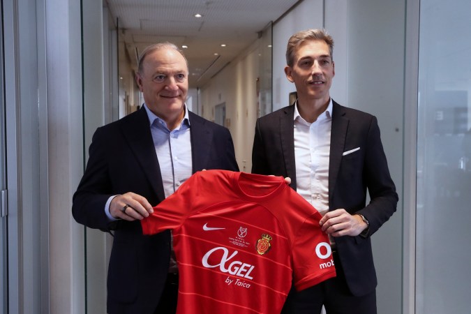 Andy Kohlberg, propietario del Mallorca, acompañado por su CEO, Alfonso Díaz, durante una visita de medios en el marco de la final de la Copa del Rey de este fin de semana.