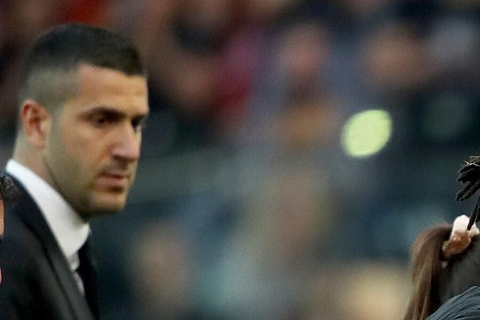 El momento en el que el jugador de la AS Roma, Evan N'Dicka, es trasladado en camilla fuera del terreno de juego para ser llevado a una clínica donde sería atendido.