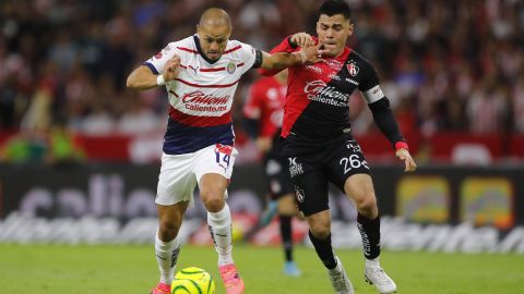 AME119. GUADALAJARA (MÉXICO), 27/04/2024.- Aldo Rocha (d), de Atlas, disputa el balón con Javier Hernández (i), del Guadalajara, este sábado durante un partido correspondiente a la jornada 17 del Torneo Clausura 2024 de la liga del fútbol mexicano, disputado en el Estadio Jalisco, en Guadalajara, Jalisco (México). EFE/ Francisco Guasco