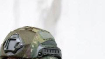 Soldados ecuatorianos de guardia frente a la embajada de México, poco antes de la operación policial en la que lograron sacar de la misma al expresidente Glas.