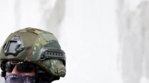 Soldados ecuatorianos de guardia frente a la embajada de México, poco antes de la operación policial en la que lograron sacar de la misma al expresidente Glas.