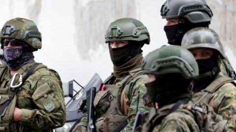 Soldados ecuatorianos de guardia frente a la embajada de México, poco antes de la operación policial en la que lograron sacar de la misma al expresidente Glas.