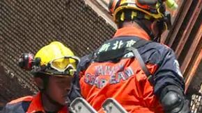 Rescatistas buscan a personas atrapadas tras sismo en Taiwán