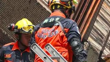 Rescatistas buscan a personas atrapadas tras sismo en Taiwán