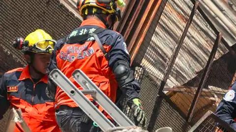 Rescatistas buscan a personas atrapadas tras sismo en Taiwán