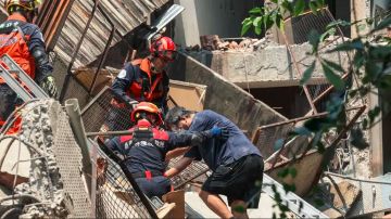 Rescatistas buscan a personas atrapadas tras sismo en Taiwán