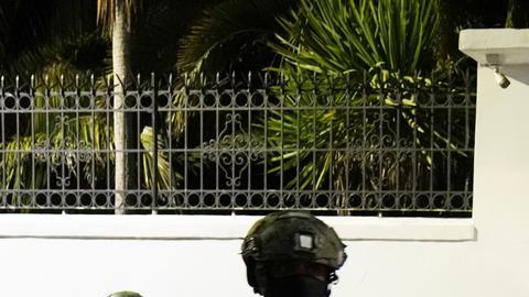 Roberto Canseco denunció que los agentes lo golpearon cuando los encaró para tratar de impedir que violaran el espacio de la sede diplomática.
