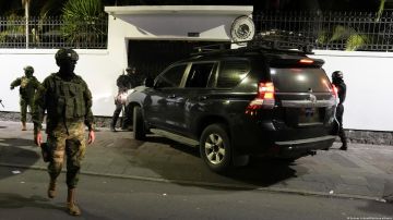 Roberto Canseco denunció que los agentes lo golpearon cuando los encaró para tratar de impedir que violaran el espacio de la sede diplomática.