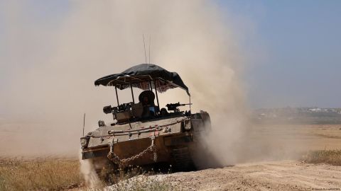 Un blindado israelí avanza cerca de la frontera con la Franja de Gaza
