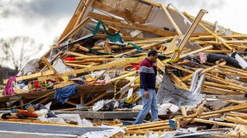 Gopala Penmetsa pasa junto a su casa después de que fuera reducida a escombros por un tornado cerca de Omaha.