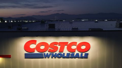 Fachada del edificio del almacén de Costco en Mira Loma, California.