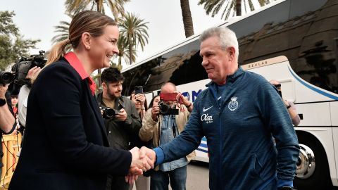 PALMA DE MALLORCA, 08/04/2024.- La presidenta del Govern Balear Marga Prohens (i) saluda al entrenador del Mallorca, Javier Aguirre (d), durante la recepción oficial de autoridades al RCD Mallorca tras proclamarse subcampeón de la Copa del Rey, este lunes en el Consolat de Mar, en Palma de Mallorca. EFE/MIQUEL A. BORRÀS