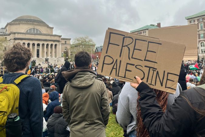 La policía de Nueva York arrestó el jueves a más de 100 estudiantes de la Universidad de Columbia que protestaban por la guerra en Gaza.