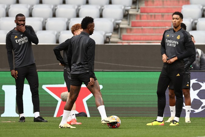 La ofensiva del Real Madrid recaerá nuevamente en el astro brasileño Vinicius Júnior (de espalda) y la estrella inglesa Jude Bellingham.