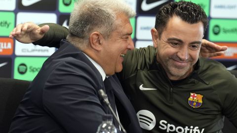 GRAFCAT3611. BARCELONA, 25/04/2024.- El presidente del FC Barcelona, Joan Laporta, y el técnico Xavi Hernández (d), durante la comparecencia conjunta que han ofrecido este jueves en la Ciudad Deportiva Joan Gamper para oficializar la continuidad del entrenador hasta junio de 2025. EFE/Alejandro García