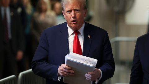 Trump habló con periodistas al salir de su juicio en Nueva York el martes 24 de abril.