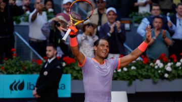 MADRID, 25/04/2024.- El tenista español Rafael Nadal celebra su victoria ante el estadounidense Darwin Blanch en el partido de este jueves del Mutua Madrid Open disputado en la Caja Mágica. EFE/JuanJo Martín