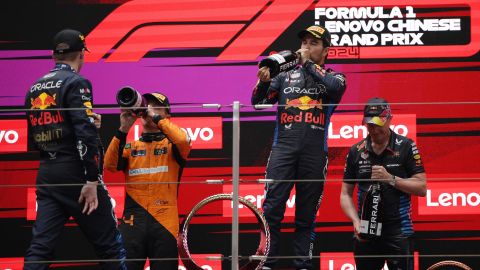 Shanghai (China), 21/04/2024.- First placedd Red Bull Racing driver Max Verstappen of the Netherlands (L), second place McLaren driver Lando Norris of Britain (2-L), third place Red Bull Racing driver Sergio Perez of Mexico (2-R) and Red Bull Racing chief engineer Paul Monaghan celebrate on the podium after the Formula One Chinese Grand Prix, in Shanghai, China, 21 April 2024. The 2024 Formula 1 Chinese Grand Prix is held at the Shanghai International Circuit racetrack on 21 April after a five-year hiatus. (Fórmula Uno, Países Bajos; Holanda, Reino Unido) EFE/EPA/ANDRES MARTINEZ CASARES