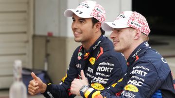El mexicano Sergio "Checo" Pérez junto al neerlandés Max Verstappen luego de conseguir el 1-2 para Red Bull en el pasado Gran Premio de Japón.