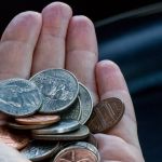 Un puñado de monedas americanas.