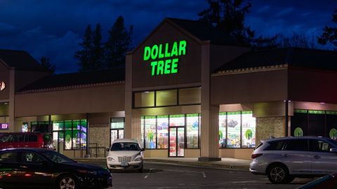 Fachada de Dollar Tree en Beaverton, Oregon, capturada en la noche.