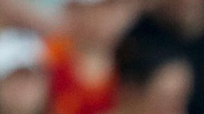 El momento en el que atendían en el terreno de juego a Evan N'Dicka, jugador de la AS Roma, luego de que quedara tendido por una molestia en el pecho.