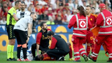 El momento en el que atendían en el terreno de juego a Evan N'Dicka, jugador de la AS Roma, luego de que quedara tendido por una molestia en el pecho.