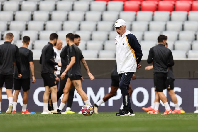 El director técnico del Real Madrid, Carlo Ancelotti, durante una sesión de entrenamiento del equipo este lunes en Alemania.
