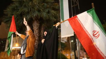 Personas celebran los ataques de la Guardia Revolucionaria Iraní a territorio israelí.