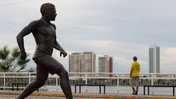 Este lunes fue retirada la estatua de Dani Alves en Juazeiro, Brasil.