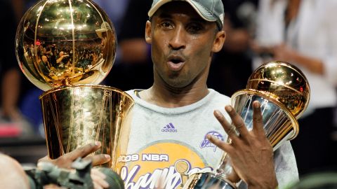 Kobe Bryant, quien falleció trágicamente en un accidente de helicóptero en el 2020, celebrando el que fuese su cuarto título de la NBA en la temporada 2009.