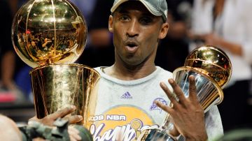 Kobe Bryant, quien falleció trágicamente en un accidente de helicóptero en el 2020, celebrando el que fuese su cuarto título de la NBA en la temporada 2009.