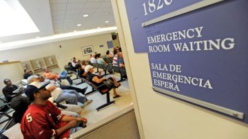 Esta imagen del 30 de julio del 2009 muestra a pacientes que esperan en el Hospital Troger de Chicago. La posible cobertura a inmigrantes indocumentados es quizás el último tema controversial que queda por resolver en la reforma de salud (AP foto/Paul Beaty)