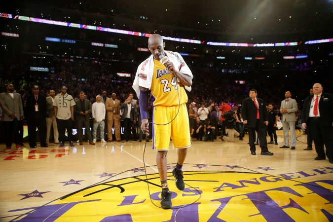 Kobe Bryant hablando con los aficionados después del que fue su último partido en la NBA tras una magnífica carrera de 20 temporadas.