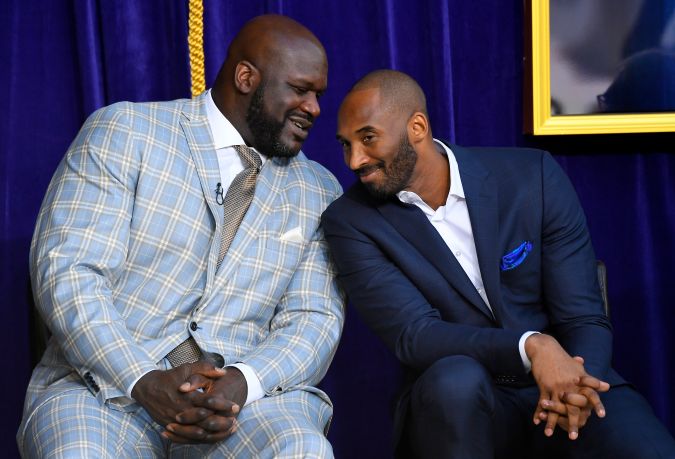 Kobe Bryant acompañando a Shaquille O'Neal durante un evento en el Staples Center donde revelaron una estatua en honor al centro que brilló en Los Ángeles Lakers.