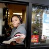Empleados de la industria de comida rápida batallaron casi 10 años para lograr un aumento sustancial en sus salarios.
