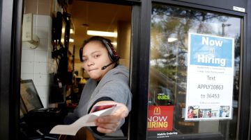 Empleados de la industria de comida rápida batallaron casi 10 años para lograr un aumento sustancial en sus salarios.