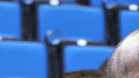 Kobe Bryant acompañado por su esposa Vanessa y sus hijas Gianna y Natalia durante un partido de baloncesto universitario en el 2017 un año después de su retiro de la NBA.