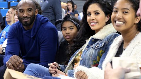 Kobe Bryant acompañado por su esposa Vanessa y sus hijas Gianna y Natalia durante un partido de baloncesto universitario en el 2017 un año después de su retiro de la NBA.