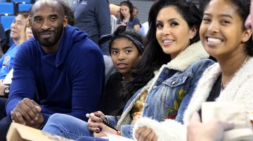 Kobe Bryant acompañado por su esposa Vanessa y sus hijas Gianna y Natalia durante un partido de baloncesto universitario en el 2017 un año después de su retiro de la NBA.