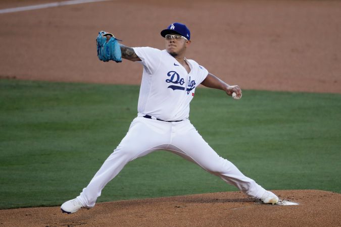 Julio Urías debutó en las Grandes Liga en el 2016 con Los Ángeles Dodgers y estuvo con la novena angelina durante ocho temporadas consecutivas.