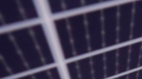 Ahora comunidades de bajos ingresos tienen acceso a ayudas para paneles solares.