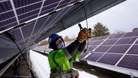 Ahora comunidades de bajos ingresos tienen acceso a ayudas para paneles solares.