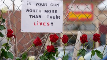 ¿Tu arma vale más que sus vidas? dice el letrero en el sitio de una masacre en un mercado en Boulder, Colorado, el 24 de marzo de 2021.
