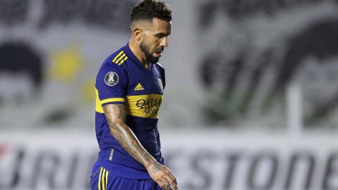 Carlos Tevez of Argentina's Boca Juniors leaves the field in the half break during a Copa Libertadores soccer match against Brazil's Santos in Santos, Brazil, Tuesday, May 11, 2021. (Guilherme Dionizio/Pool via AP)