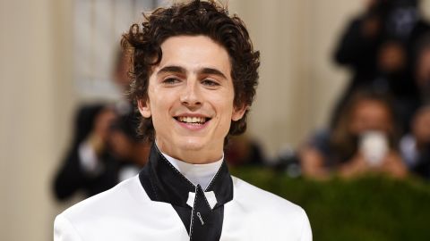 Publicaron fotos Timothée Chalamet y Elle Fanning en el rodaje de la biopic de Bob Dylan