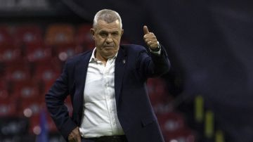 FILE - Monterrey's coach Javier Aguirre gives a thumbs-up to his players during a Mexican soccer league match against Cruz Azul at Azteca stadium in Mexico City, Nov. 21, 2021. Struggling Spanish club Mallorca hired veteran Mexican coach Aguirre on March 24, 2022. (AP Photo/Alejandro Godinez, File)