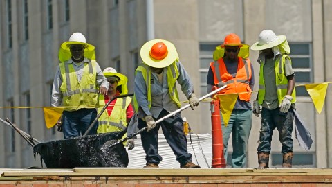 El calor extremo puede enfermar a trabajadores a la intemperie si no están protegidos adecuadamente.