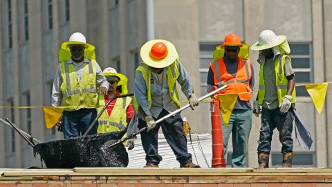 El calor extremo puede enfermar a trabajadores a la intemperie si no están protegidos adecuadamente.